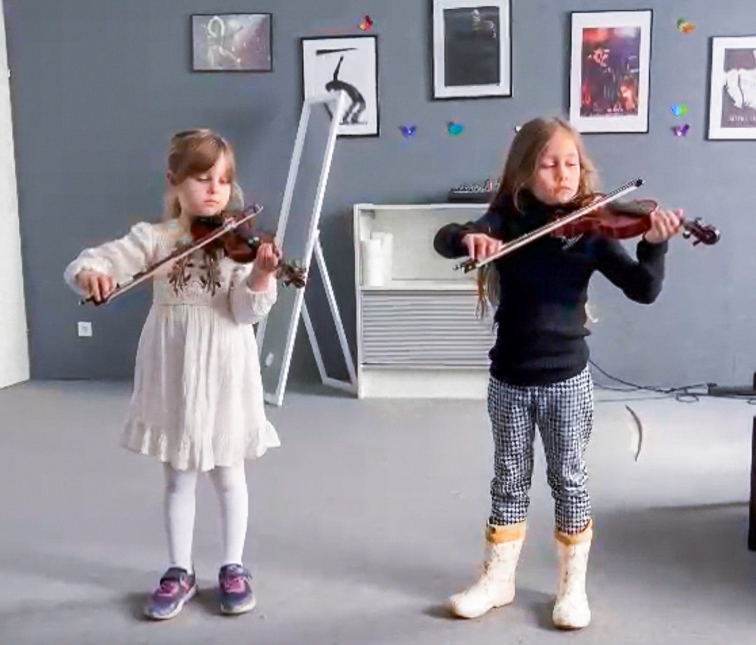 Kleine Kinder bei der Schnupperstunde