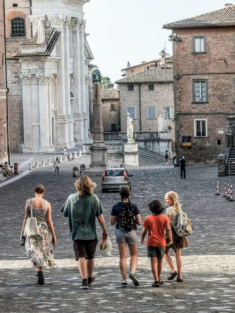 Kinder auf den Strassen von Urbino